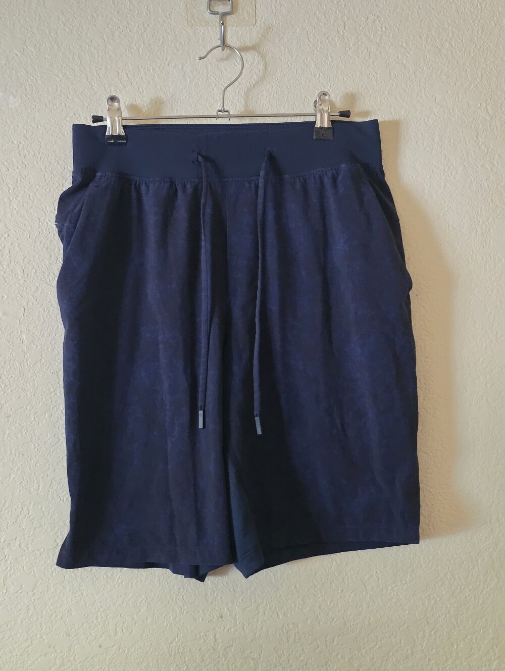 Lululemon Men's Navy Drawstring Casual Shorts Size Small